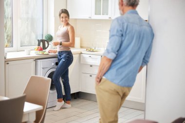 Neşeli kadın akşam yemeği için salata hazırlıyor.