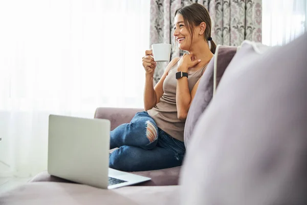 Jovem mulher desfrutando de seu chá aroma — Fotografia de Stock