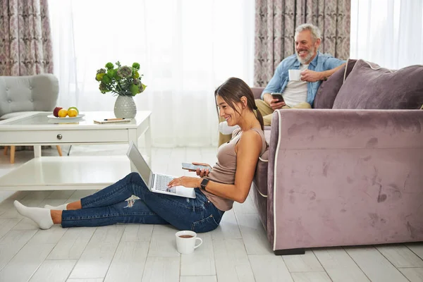 Neşeli insanlar gündüzleri evdeler.