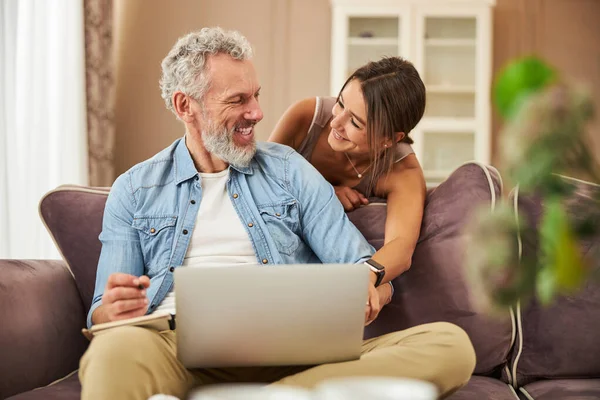 Mutlu olgun bir adam kız arkadaşına bakıyor.