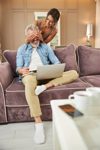 Partnerine bakan esmer bir kadın.