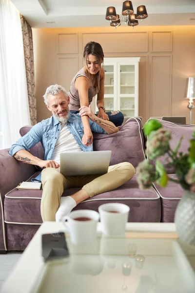 Yakışıklı sakallı adam kız arkadaşıyla vakit geçiriyor.