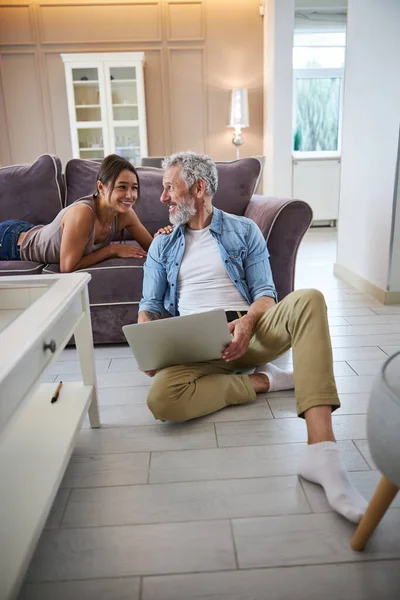 Birbirlerine bakan mutlu çift.