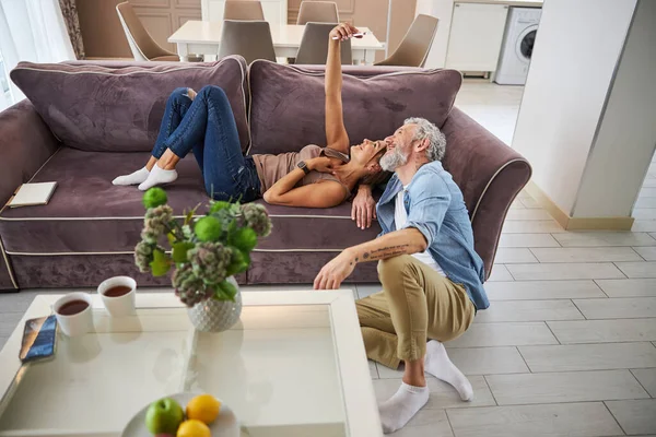 Positief blij paar poseren op frontale camera — Stockfoto