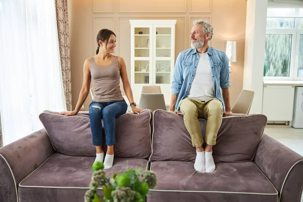 Mutlu, sevgi dolu bir çift birbirine bakıyor.