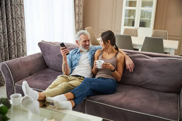 Rahatlamış sevgi dolu insanlar birbirlerine bakıyorlar.