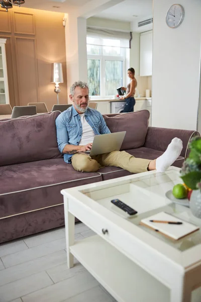 Geconcentreerde man met baard typt antwoord op bericht — Stockfoto