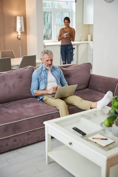 Concentrated bearded man chatting with his colleague — Stock Photo, Image