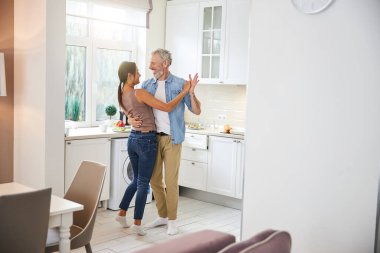 Mutlu çift haftasonunu zevkle geçiriyor.