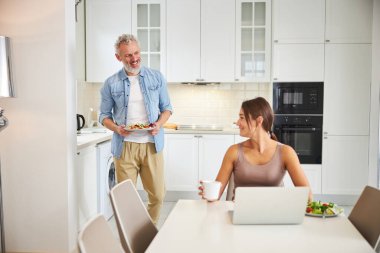 Yakışıklı adam partneri için yemek hazırlıyor.