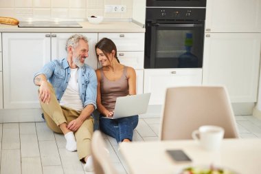 Kız arkadaşının yanında oturan mutlu adam.