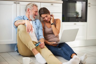 Genç ve tatlı bir kadın konuşma sırasında utangaç hissediyor.