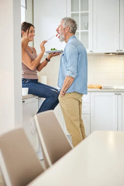 Knappe man die naar zijn vriendin kijkt — Stockfoto