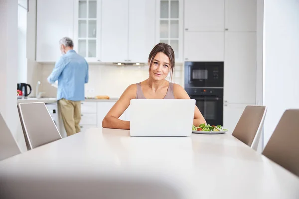 Kedves barna nő ül a konyhában — Stock Fotó