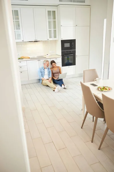 Dos personas trabajando en la distancia de casa —  Fotos de Stock