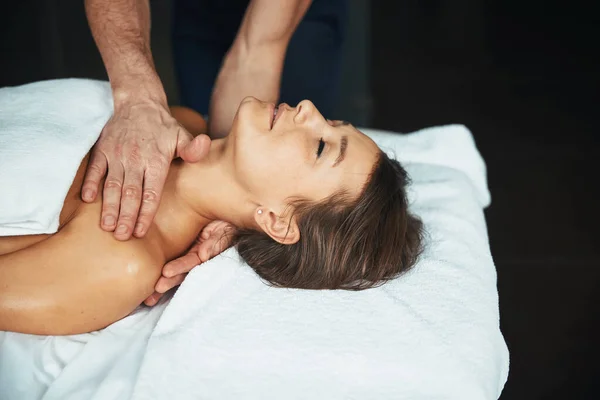 Bella donna caucasica ottenere procedura corpo spa nel salone di bellezza — Foto Stock