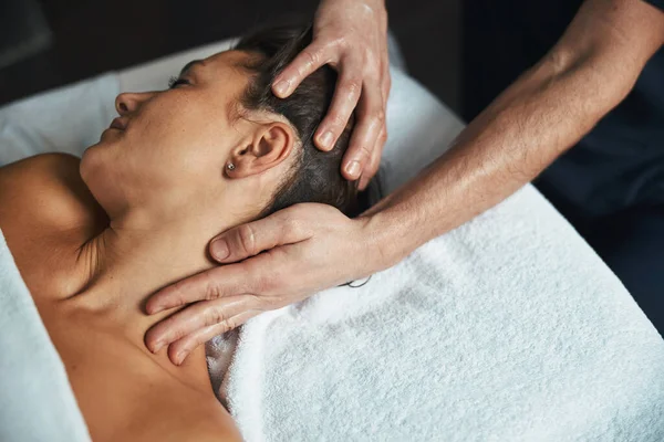 Maschio massaggiatore guarigione trattamento del corpo della paziente femminile nel centro di salute — Foto Stock