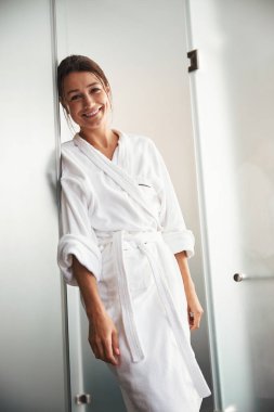 Esmer, beyaz, çekici bir kadın spa merkezinde vakit geçiriyor.