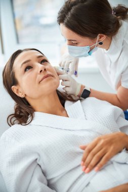 Çekici spa istemcisi deri altı enjeksiyonu alıyor