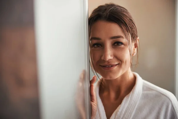 Charmig söt kvinna poserar och tittar på fotokameran i spa salong — Stockfoto