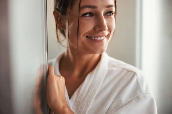 Brünette Kaukasierin mit dunklen Augen genießt Erholung im Kurzentrum am Wochenende — Stockfoto