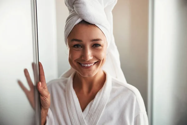 Elegante, charmante junge Frau mit schönem Lächeln im Wellness-Salon — Stockfoto