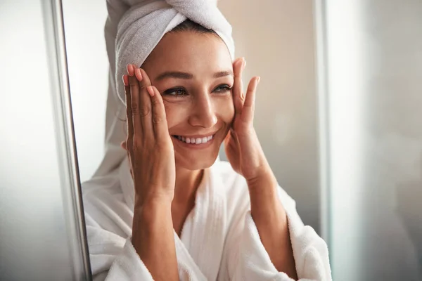 Belle jeune femme charmante avec serviette sur la tête profiter d'une journée spa dans un salon de beauté — Photo