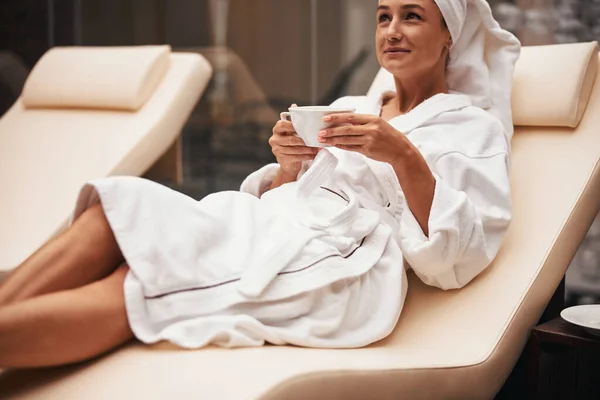 Encantadora mujer de negocios morena adorable con toalla en la cabeza disfrutar de un servicio de lujo en el centro de belleza de la salud —  Fotos de Stock
