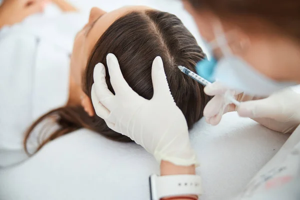 Dermatologo iniettando il siero nel cuoio capelluto femminile — Foto Stock