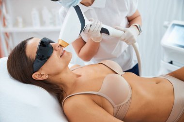 Hasta istenmeyen üst dudak kıllarından kurtuluyor.