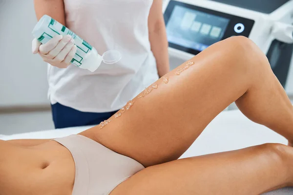 Paciente que está siendo preparado para una depilación de piernas láser — Foto de Stock