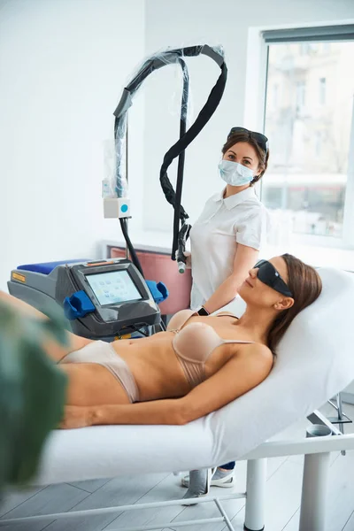 Dermatologo posa per la fotocamera prima di condurre una procedura cosmetica — Foto Stock