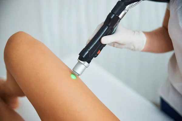 Spa client ondergaan een professionele been ontharing procedure — Stockfoto