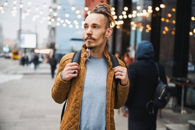 Genç şehir vatandaşı dışarıda tek başına eğleniyor.