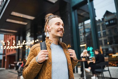 Metropolis 'te yaşarken sürekli hareket halinde olmak.