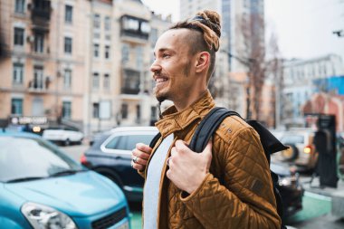 Rastalı şık bir adam sokakta tek başına yürüyor.