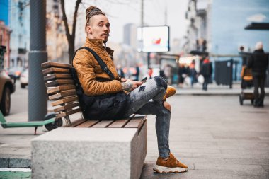 Sakin adam hızlı şehir temposunda dinleniyor.