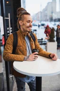 Kahve içtikten sonra daha iyi hissediyorum.