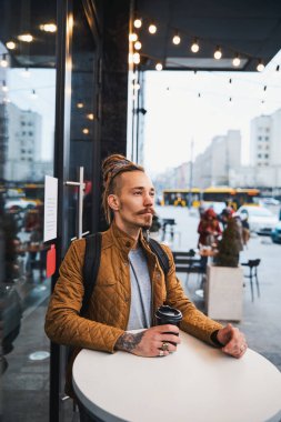 Şehir merkezinde sakin bir kahve molası.