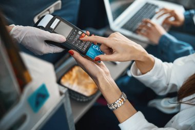 Kart numarasını POS terminalinden uçağa binen kişi