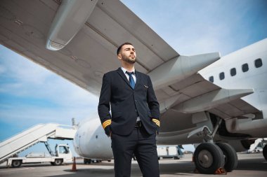 Uçağının yanında kendinden emin bir pilot var.