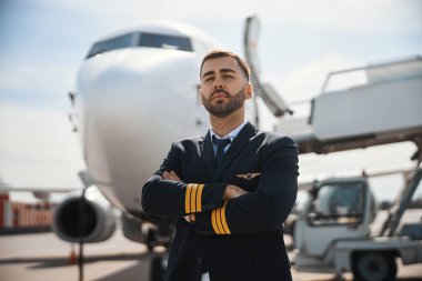 Gururlu pilot rüya gibi bakışlarla bizi izliyor.