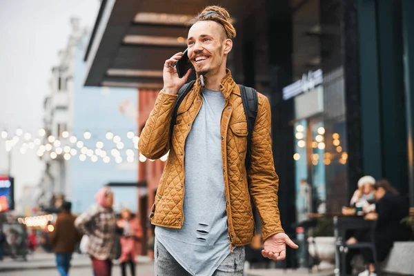 Potěšený mladý muž s přátelskou konverzaci na telefonu — Stock fotografie