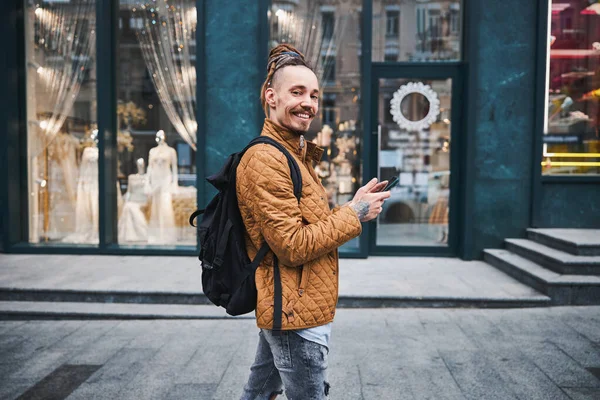 Гледісмен використовує свій сучасний гаджет на вулиці — стокове фото