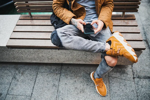 Kentsel vatandaş dışarıda cihazla vakit geçiriyor