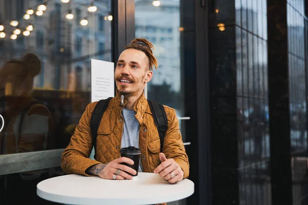 Kahveli hayalperest adam tek başına dışarı çıkıyor.