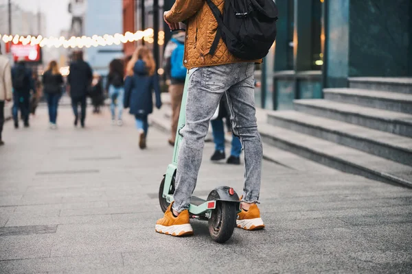 Close-up da pessoa de pé com scooter ao ar livre — Fotografia de Stock