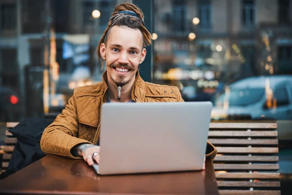 Olumlu genç insan dışarıda çalışmaktan keyif alıyor.