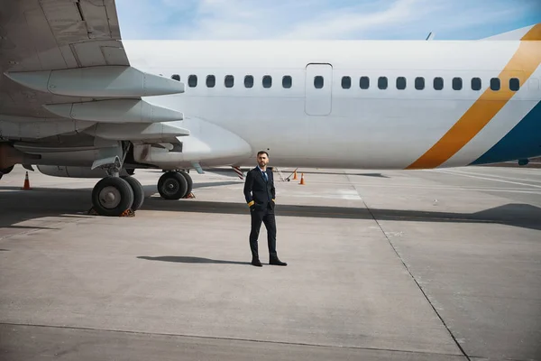 Piloto posando para la foto junto a su avión —  Fotos de Stock