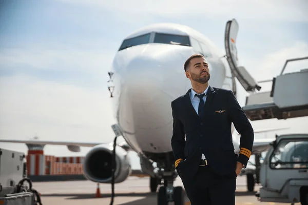 Piloto inspirado frente a la nariz del avión —  Fotos de Stock